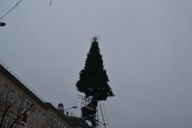 Фото дня: як центр Хмельницького готують до новорічних свят, фото №1 на сайті vsim.ua