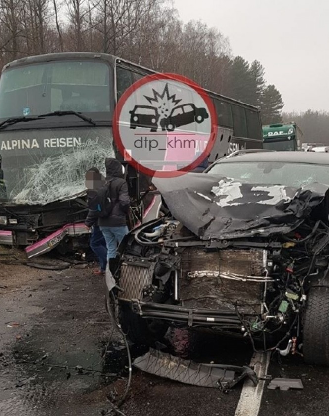 На Хмельниччині зіткнулися рейсовий автобус та два легковики: є постраждалі (ФОТО, ВІДЕО), фото №4 на сайті vsim.ua