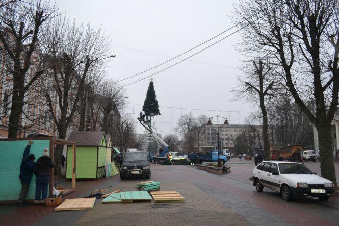 Фото дня: як центр Хмельницького готують до новорічних свят, фото №5 на сайті vsim.ua