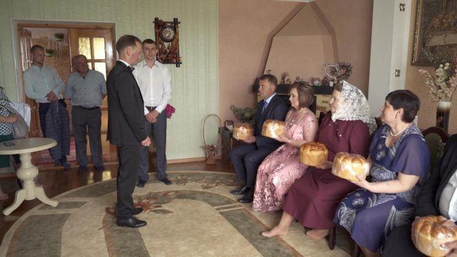 Новини Тернополя - фото з Чи заплатили за відео весілля: у Борщеві чиновниця з сином поскандалили з журналістами Чи заплатили за відео весілля: у Борщеві чиновниця з сином поскандалили з журналістами, фото №1 на сайті 20minut.ua