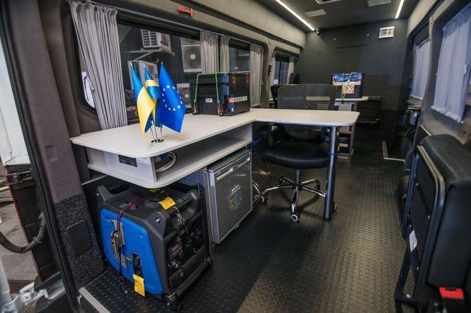 На Хмельниччині запрацювали ще два "ЦНАПи на колесах" (ФОТО), фото №3 на сайті vsim.ua