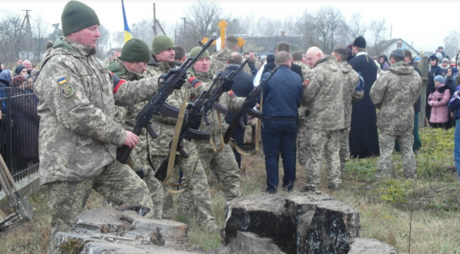 Новини Хмельницького - фото з На Хмельниччині поховали загиблого на Сході 24-річного Богдана Шацького На Хмельниччині поховали загиблого на Сході 24-річного Богдана Шацького, фото №6 на сайті vsim.ua