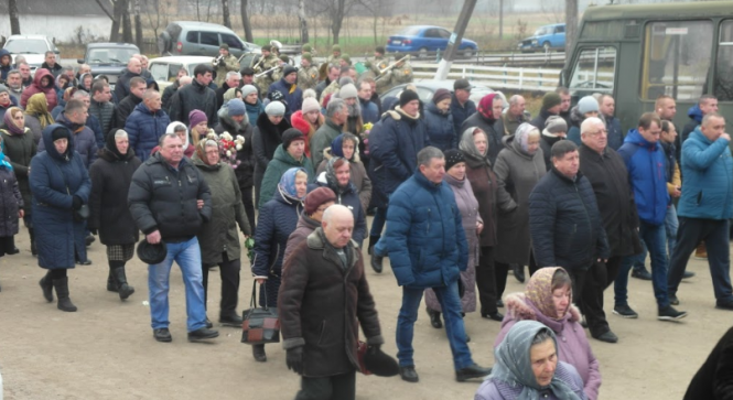 Новини Хмельницького - фото з На Хмельниччині поховали загиблого на Сході 24-річного Богдана Шацького На Хмельниччині поховали загиблого на Сході 24-річного Богдана Шацького, фото №8 на сайті vsim.ua