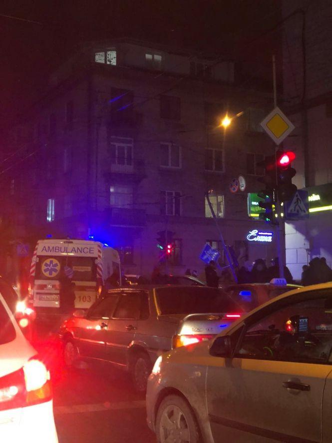 Новини Тернополя - фото з На Руській іномарка вилетіла на тротуар і перекинулась. Дорогою знесла опору. Водій - п'яний На Руській іномарка вилетіла на тротуар і перекинулась. Дорогою знесла опору. Водій - п'яний, фото №4 на сайті 20minut.ua