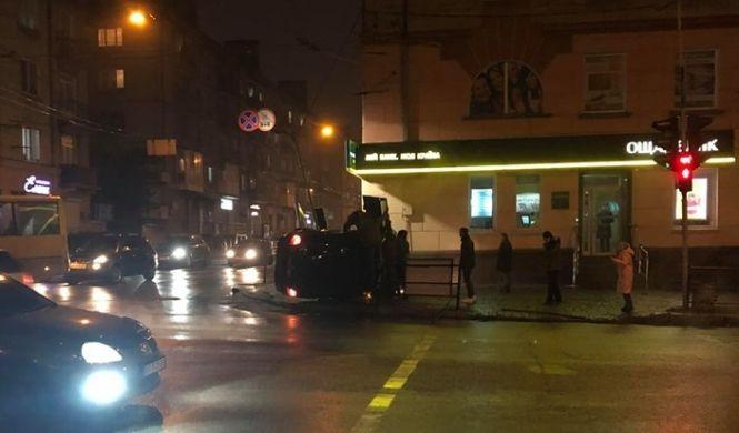 Новини Тернополя - фото з На Руській іномарка вилетіла на тротуар і перекинулась. Дорогою знесла опору. Водій - п'яний На Руській іномарка вилетіла на тротуар і перекинулась. Дорогою знесла опору. Водій - п'яний, фото №2 на сайті 20minut.ua