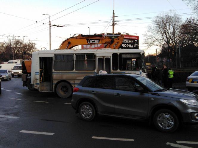 Фото дня: Біля "Шостого" затори через аварію між краном та автобусом, фото №1 на сайті 20minut.ua