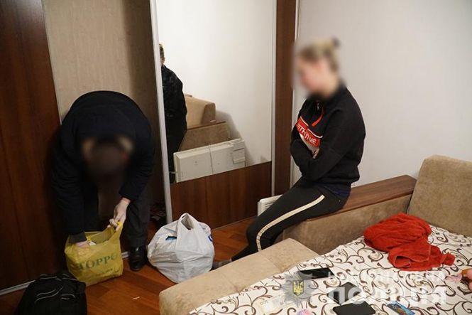 Новини Тернополя - фото з Дівчатам обіцяли до 20 тисяч на місяць: у Тернополі викрили сутенерку з повіями Дівчатам обіцяли до 20 тисяч на місяць: у Тернополі викрили сутенерку з повіями, фото №1 на сайті 20minut.ua