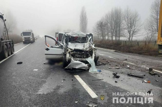 Смертельна ДТП на Хмельниччині: постраждалих визволяли рятувальники, фото №2 на сайті vsim.ua