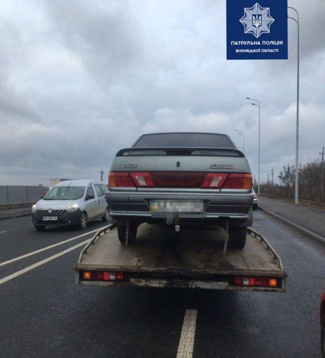 «Рідна мама моя»: чому у Вінниці біля автобазару копи "пов’язали" чоловіка? (ВІДЕО), фото №2 на сайті 20minut.ua