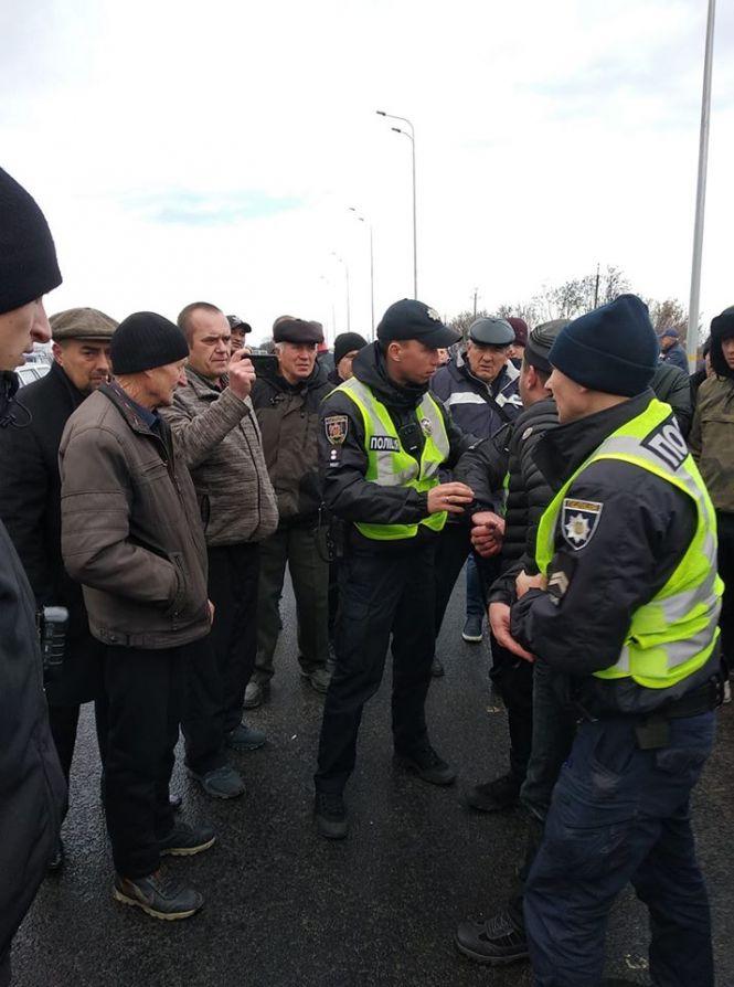 «Рідна мама моя»: чому у Вінниці біля автобазару копи "пов’язали" чоловіка? (ВІДЕО), фото №1 на сайті 20minut.ua