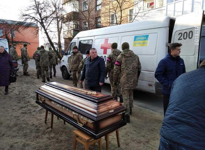 Новини Хмельницького - фото з У Славуті попрощалися зі старшиною Петром Семенюком, який помер на Сході У Славуті попрощалися зі старшиною Петром Семенюком, який помер на Сході, фото №1 на сайті vsim.ua