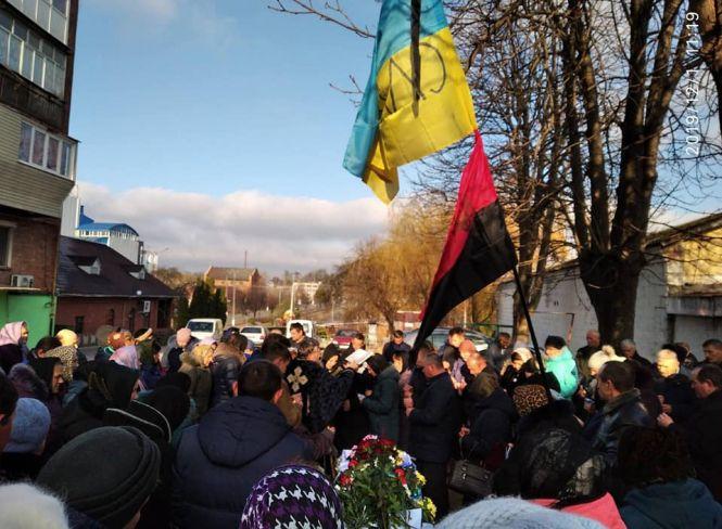 Новини Хмельницького - фото з У Славуті попрощалися зі старшиною Петром Семенюком, який помер на Сході У Славуті попрощалися зі старшиною Петром Семенюком, який помер на Сході, фото №4 на сайті vsim.ua