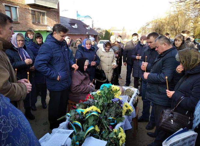 Новини Хмельницького - фото з У Славуті попрощалися зі старшиною Петром Семенюком, який помер на Сході У Славуті попрощалися зі старшиною Петром Семенюком, який помер на Сході, фото №3 на сайті vsim.ua