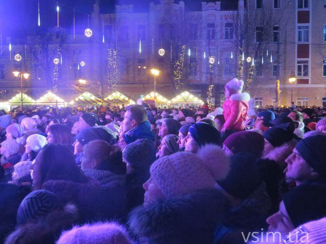 Новини Хмельницького - фото з У Хмельницькому «запалили» новорічну ялинку (ФОТО, ВІДЕО) У Хмельницькому «запалили» новорічну ялинку (ФОТО, ВІДЕО), фото №8 на сайті vsim.ua