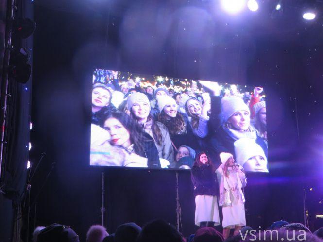 Новини Хмельницького - фото з У Хмельницькому «запалили» новорічну ялинку (ФОТО, ВІДЕО) У Хмельницькому «запалили» новорічну ялинку (ФОТО, ВІДЕО), фото №9 на сайті vsim.ua