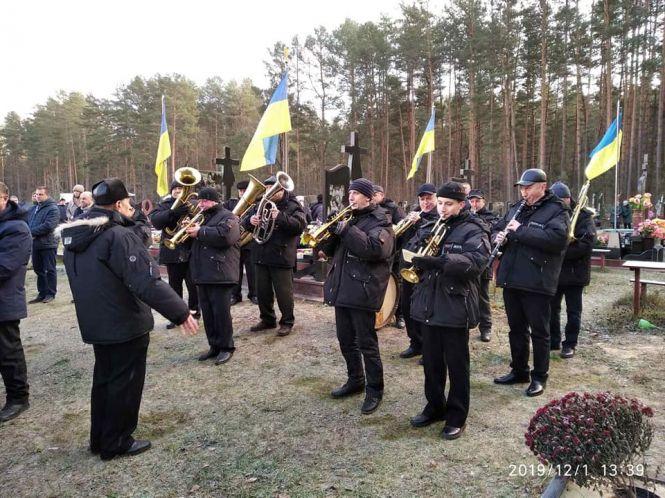 Новини Хмельницького - фото з У Славуті попрощалися зі старшиною Петром Семенюком, який помер на Сході У Славуті попрощалися зі старшиною Петром Семенюком, який помер на Сході, фото №6 на сайті vsim.ua