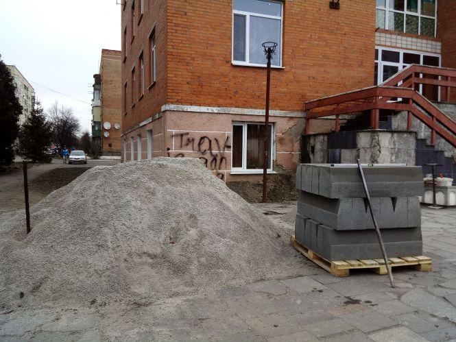Новини Козятина - фото з У центрі міста оновлюють бордюр У центрі міста оновлюють бордюр, фото №3 на сайті 20minut.ua