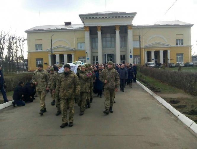 Новини Хмельницького - фото з У Славуті попрощалися зі старшиною Петром Семенюком, який помер на Сході У Славуті попрощалися зі старшиною Петром Семенюком, який помер на Сході, фото №5 на сайті vsim.ua