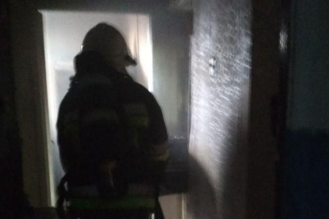 Новини Хмельницького - фото з 15 рятувальників на 4 машинах гасили пожежу в студентському гуртожитку в Кам'янці (ФОТО) 15 рятувальників на 4 машинах гасили пожежу в студентському гуртожитку в Кам'янці (ФОТО), фото №1 на сайті vsim.ua