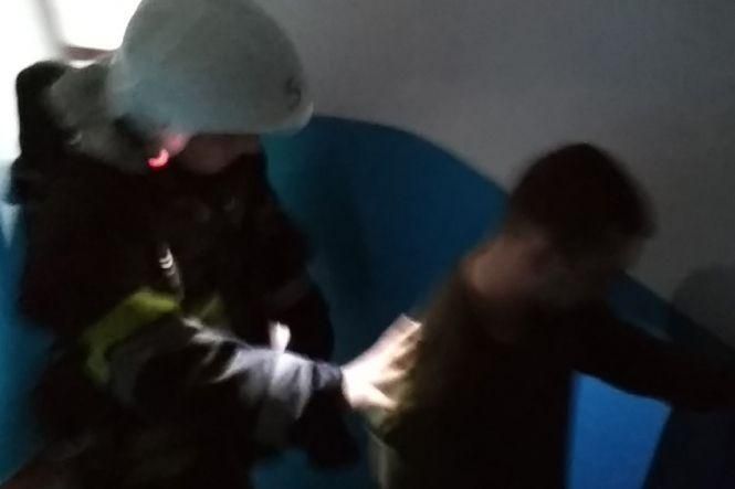 Новини Хмельницького - фото з 15 рятувальників на 4 машинах гасили пожежу в студентському гуртожитку в Кам'янці (ФОТО) 15 рятувальників на 4 машинах гасили пожежу в студентському гуртожитку в Кам'янці (ФОТО), фото №2 на сайті vsim.ua