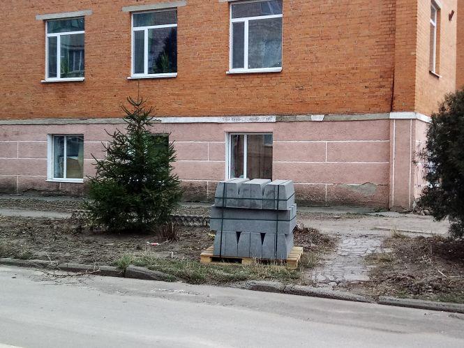 Новини Козятина - фото з У центрі міста оновлюють бордюр У центрі міста оновлюють бордюр, фото №4 на сайті 20minut.ua