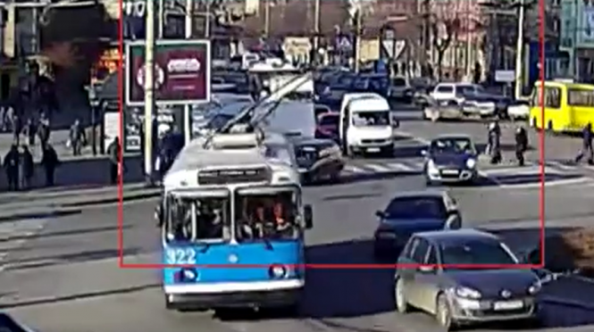 Вінниця 1 грудня: пожежа на території колишнього кінотеатру «Росія» та ДТП з тролейбусом, фото №1 на сайті 20minut.ua