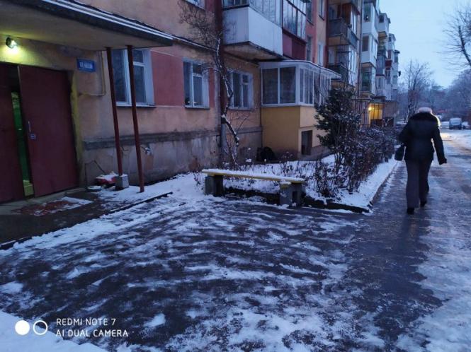 Новини Тернополя - фото з Перший сніг - і десятки аварій. Як прибирають Тернопіль і ваш двір: напишіть у коментарях Перший сніг - і десятки аварій. Як прибирають Тернопіль і ваш двір: напишіть у коментарях, фото №2 на сайті 20minut.ua
