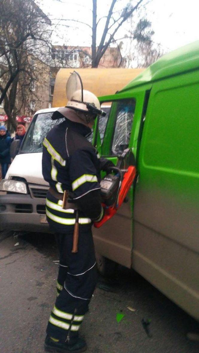 Новини Вінниці - фото з На Антонова з мікроавтобуса «вирізали» потерпілого в ДТП водія На Антонова з мікроавтобуса «вирізали» потерпілого в ДТП водія, фото №1 на сайті 20minut.ua