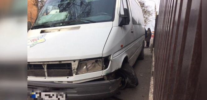 Новини Вінниці - фото з На Маяковського в ДТП потрапила маршрутка. Є постраждалі На Маяковського в ДТП потрапила маршрутка. Є постраждалі, фото №2 на сайті 20minut.ua