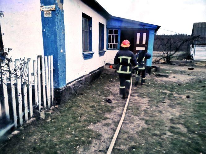 Новини Житомира - фото з Пожежа в Черняхівскьому районі: жінка врятувала двох своїх дітей, а сама отримала опіки рук Пожежа в Черняхівскьому районі: жінка врятувала двох своїх дітей, а сама отримала опіки рук, фото №1 на сайті 20minut.ua