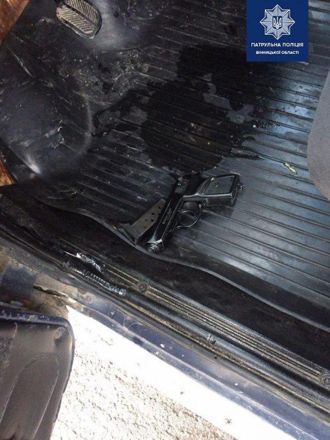 Озброєний та з наркотиками. Під Вінницею затримали водія «ВАЗу», фото №2 на сайті 20minut.ua