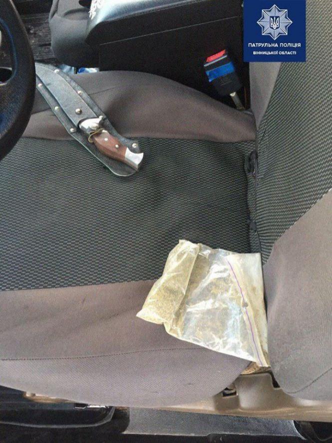 Озброєний та з наркотиками. Під Вінницею затримали водія «ВАЗу», фото №1 на сайті 20minut.ua