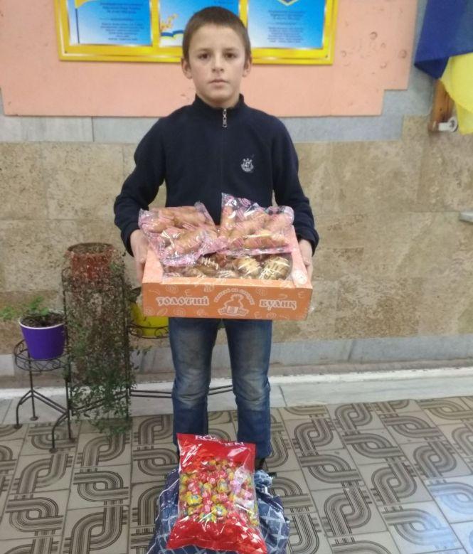 Новини Вінниці - фото з «Закінчиться війна — тоді куплю телефон». Учень передав бійцям понад 4000 гривень «Закінчиться війна — тоді куплю телефон». Учень передав бійцям понад 4000 гривень, фото №1 на сайті 20minut.ua