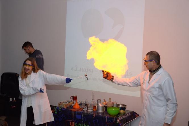 Криміналіст на пенсії створив унікальне хімічне шоу (Новини компаній), фото №2 на сайті 20minut.ua