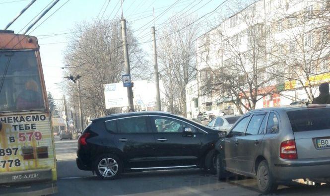 ДТП на Злуки. Рух транспорту ускладнений, фото №1 на сайті 20minut.ua