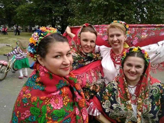 Новини Козятина - фото з День Української Хустки: підбірка найколоритніших світлин з нашого сайту День Української Хустки: підбірка найколоритніших світлин з нашого сайту, фото №21 на сайті 20minut.ua
