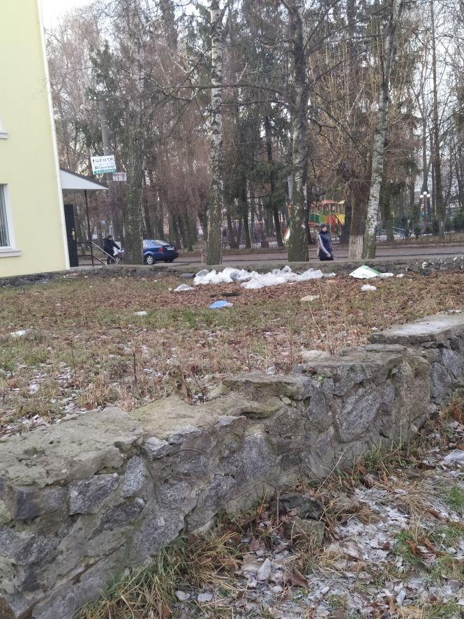 Фото дня: в центрі Козятина поліетиленовий смітник та відкритий люк, фото №1 на сайті 20minut.ua