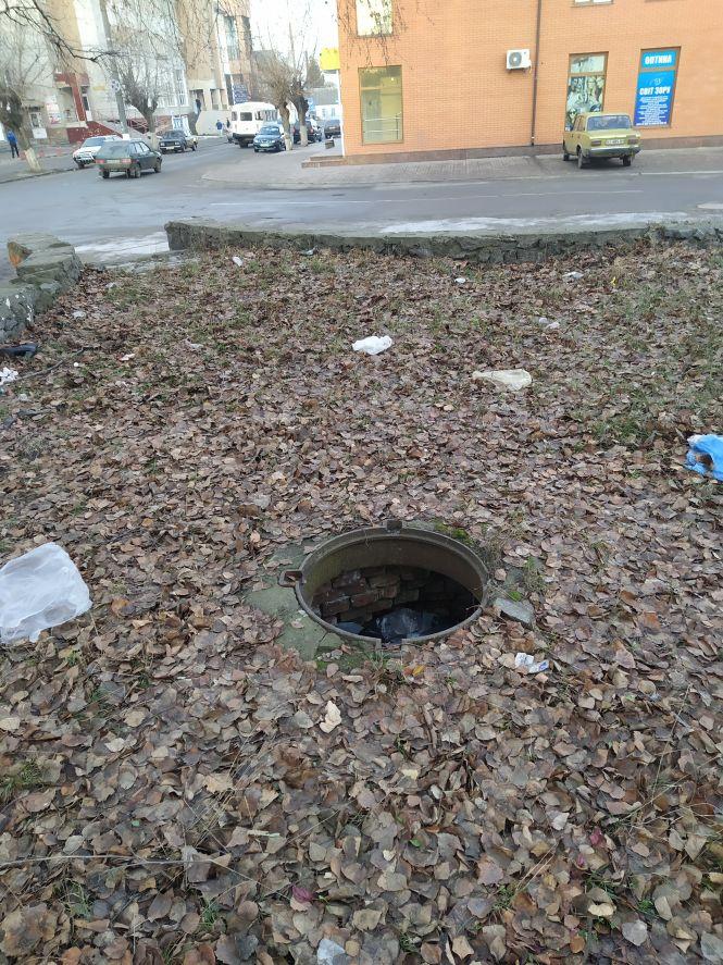 Фото дня: в центрі Козятина поліетиленовий смітник та відкритий люк, фото №2 на сайті 20minut.ua