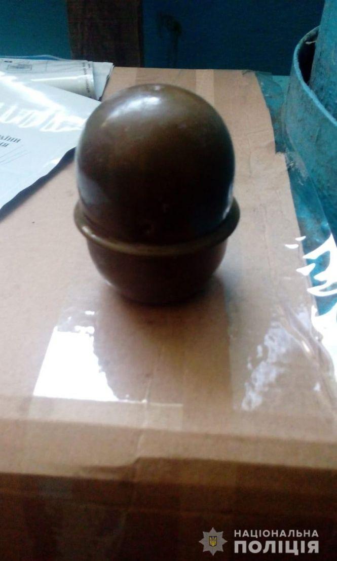 Новини Тернополя - фото з У Тернополі в під’їзді багатоповерхівки виявили бойову гранату У Тернополі в під’їзді багатоповерхівки виявили бойову гранату, фото №1 на сайті 20minut.ua