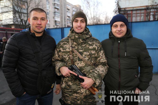Новини Вінниці - фото з Зворушливий фоторепортаж: спецзагін поліцейських з Вінниці вирушив у зону ООС Зворушливий фоторепортаж: спецзагін поліцейських з Вінниці вирушив у зону ООС, фото №1 на сайті 20minut.ua