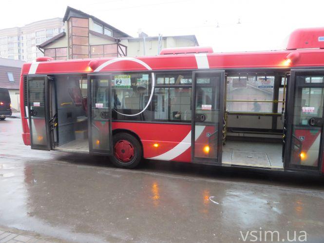На маршрут №2 виїхали нові автобуси. Як вони виглядають всередині (ФОТО, ВІДЕО), фото №1 на сайті vsim.ua