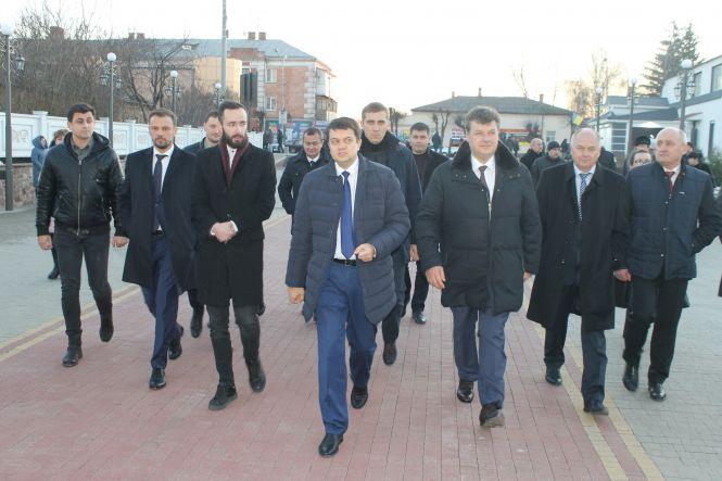 Новини Житомира - фото з Вручення нагород, акція протесту, звернення громадян та розмова про розвиток промисловості – як проходив візит Дмитра Разумкова на Житомирщину Вручення нагород, акція протесту, звернення громадян та розмова про розвиток промисловості – як проходив візит Дмитра Разумкова на Житомирщину, фото №1 на сайті 20minut.ua