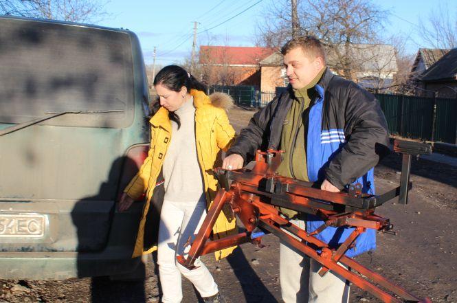Новини Вінниці - фото з «Отвєтки сепарів можна не боятися» Незрячий волонтер завіз бійцям пристрій для керування гранатометом «Отвєтки сепарів можна не боятися» Незрячий волонтер завіз бійцям пристрій для керування гранатометом, фото №1 на сайті 20minut.ua