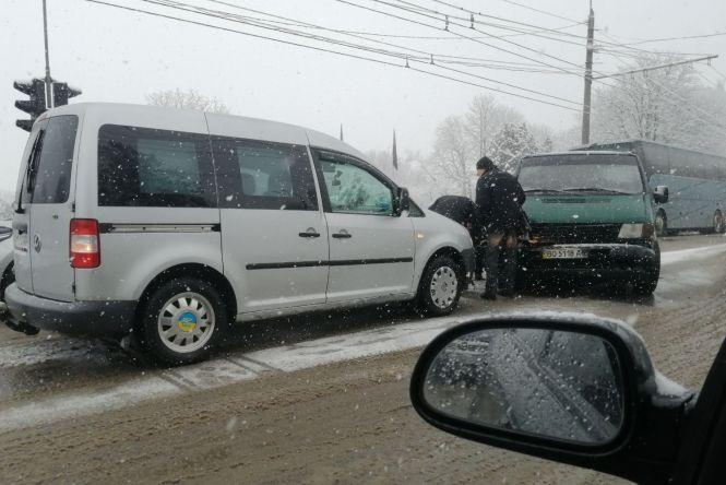 Новини Тернополя - фото з Сніг та дуже слизько: у Тернополі уже трапилось кілька аварій.Частина міста - у заторах Сніг та дуже слизько: у Тернополі уже трапилось кілька аварій.Частина міста - у заторах, фото №3 на сайті 20minut.ua