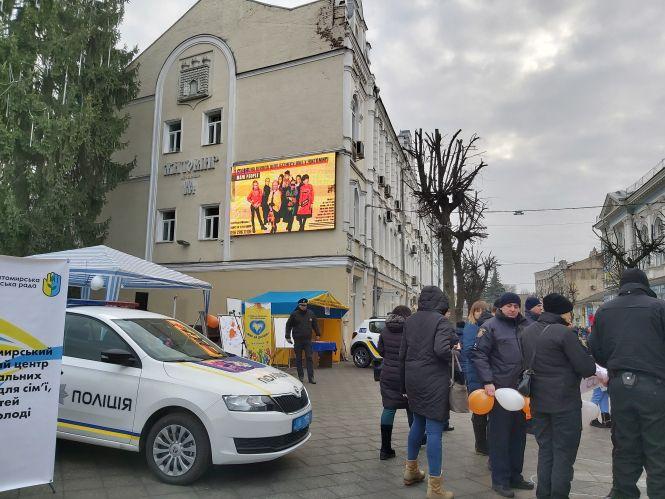 Новини Житомира - фото з Насильство не можна замовчувати: на Михайлівській відбувся щорічний соціальний флешмоб Насильство не можна замовчувати: на Михайлівській відбувся щорічний соціальний флешмоб, фото №1 на сайті 20minut.ua