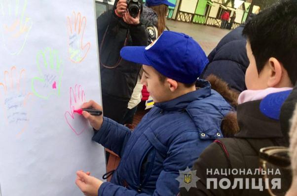 “Подумай про дитину”: в центрі Хмельницького пройшов флешмоб проти насильства в сім’ї (ФОТО), фото №2 на сайті vsim.ua