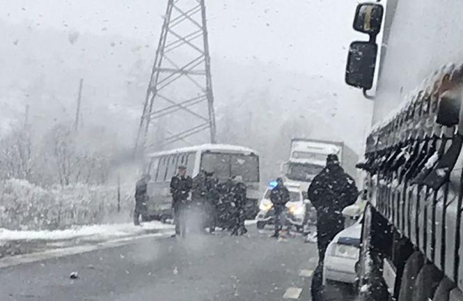 Новини Тернополя - фото з Сніг та дуже слизько: у Тернополі уже трапилось кілька аварій.Частина міста - у заторах Сніг та дуже слизько: у Тернополі уже трапилось кілька аварій.Частина міста - у заторах, фото №4 на сайті 20minut.ua