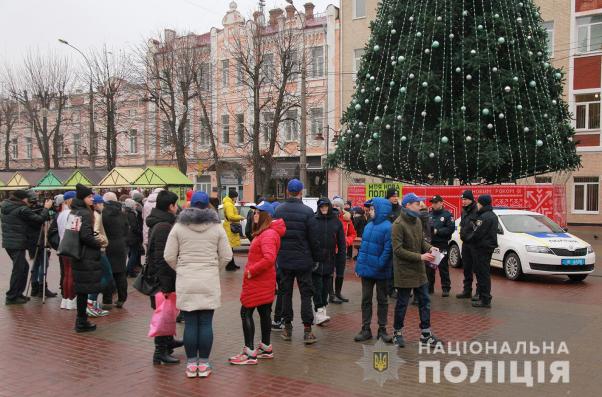 “Подумай про дитину”: в центрі Хмельницького пройшов флешмоб проти насильства в сім’ї (ФОТО), фото №3 на сайті vsim.ua