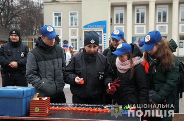 “Подумай про дитину”: в центрі Хмельницького пройшов флешмоб проти насильства в сім’ї (ФОТО), фото №1 на сайті vsim.ua