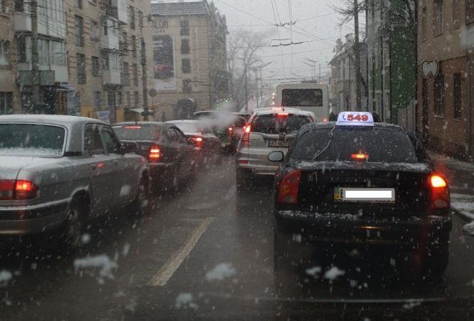 Новини Тернополя - фото з Сніг та дуже слизько: у Тернополі уже трапилось кілька аварій.Частина міста - у заторах Сніг та дуже слизько: у Тернополі уже трапилось кілька аварій.Частина міста - у заторах, фото №1 на сайті 20minut.ua